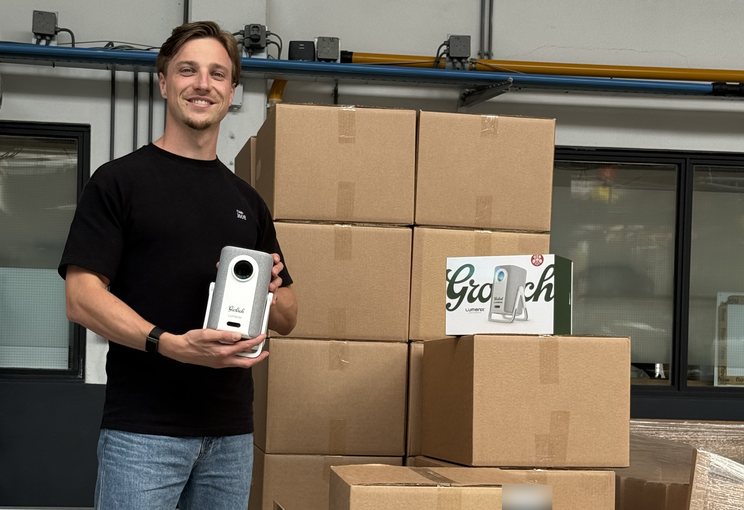 Dion met een Lumenix-beamer in Grolsch-uitvoering bij de dozen voor de Grolsch-actie