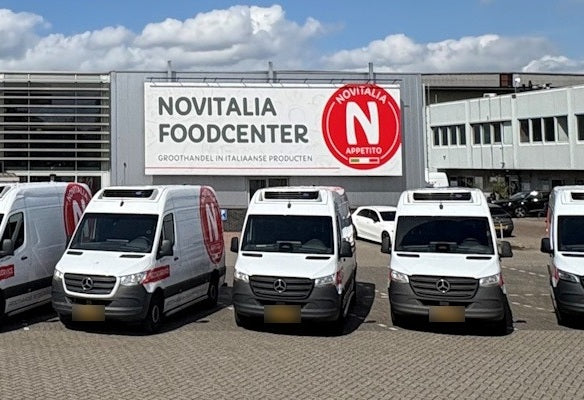 Novitalia Foodcenter met bestelbussen van Novitalia ervoor