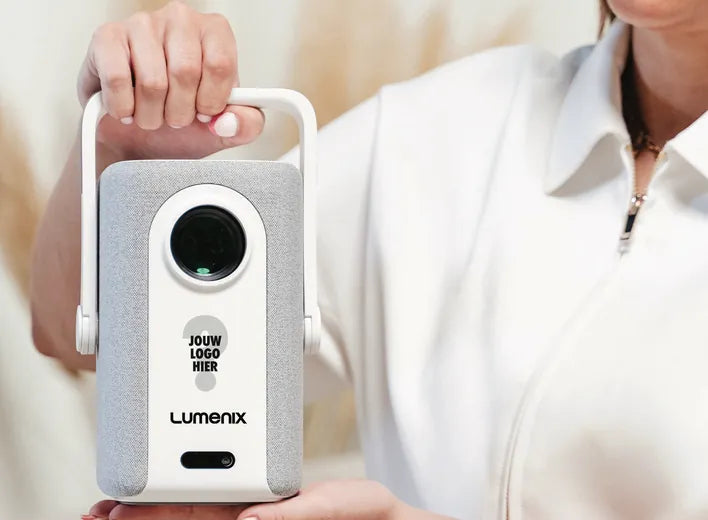 Lumenix AIR in de hand, met «Jouw logo hier» op de voorkant