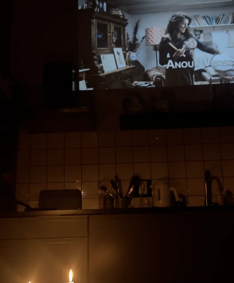 Een film op de muur, kaarsjes op tafel