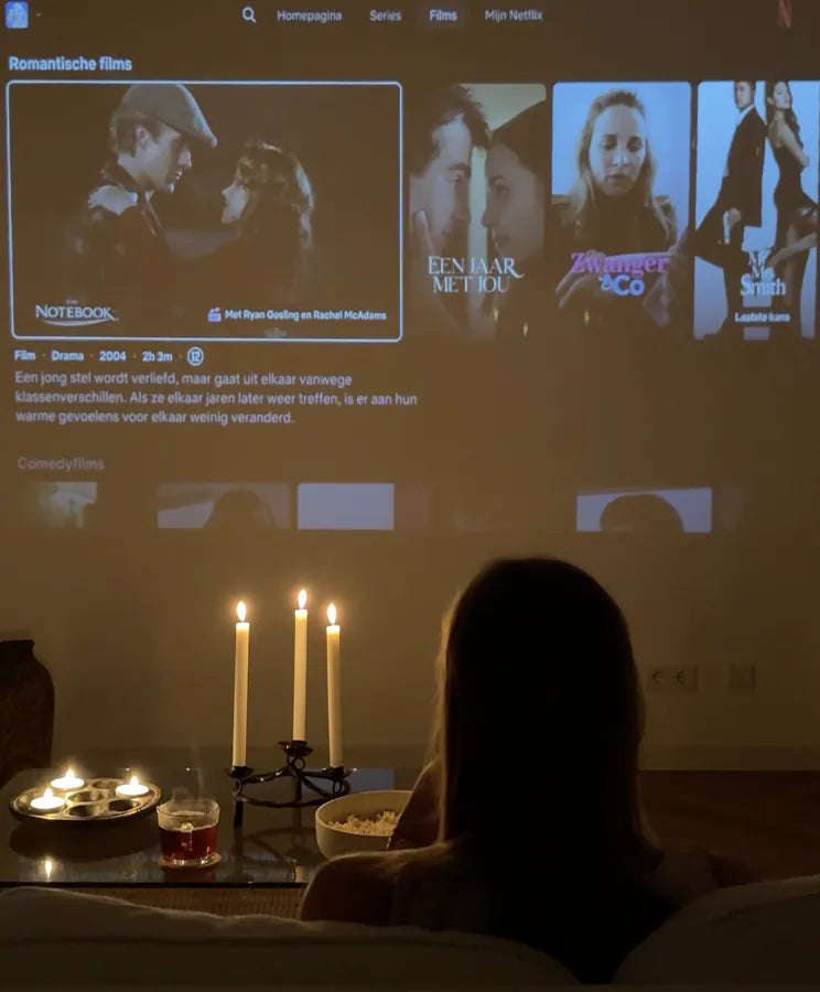 Netflix op de muur, kaarsjes op tafel