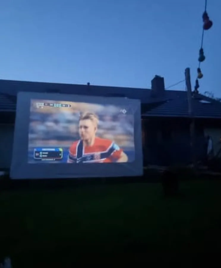 Foto van J.a.: voetbal op een scherm in de tuin, in de avond