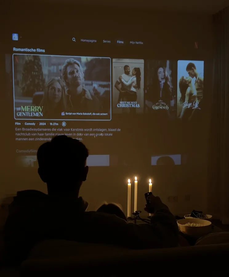 Filmavond met kaarsjes, beeld op de muur