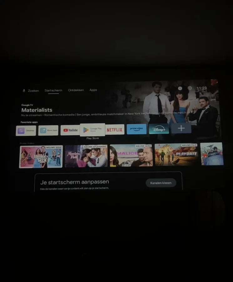 Netflix op de muur van een donkere slaapkamer
