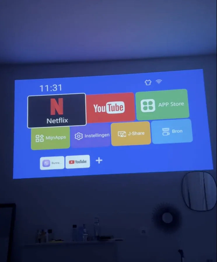 Het startscherm van de NEO op de muur van een slaapkamer