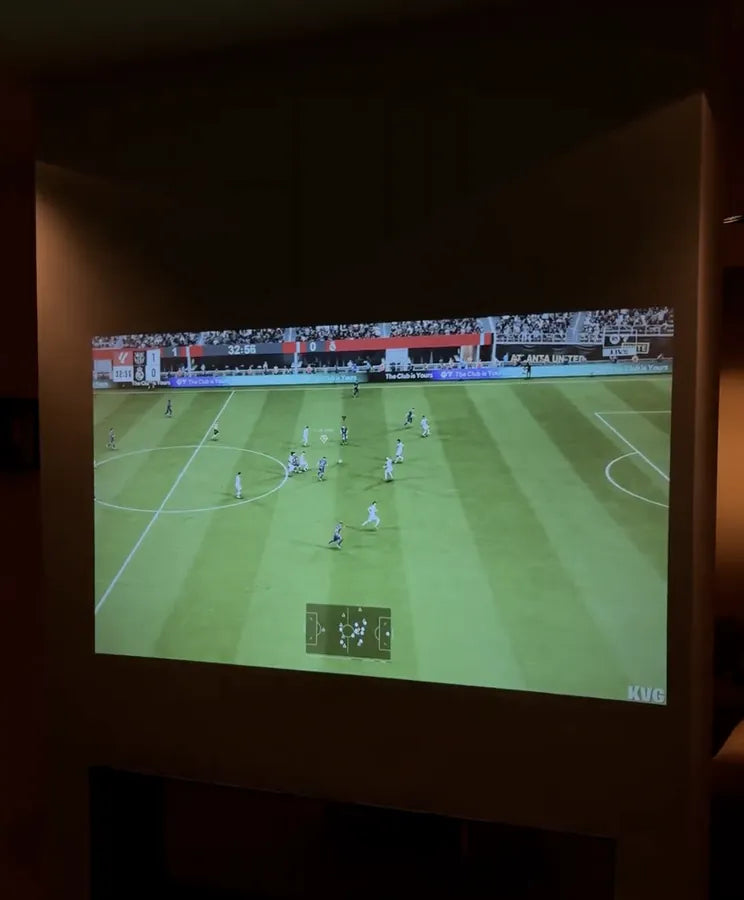 Voetbal op de muur in een donkere kamer
