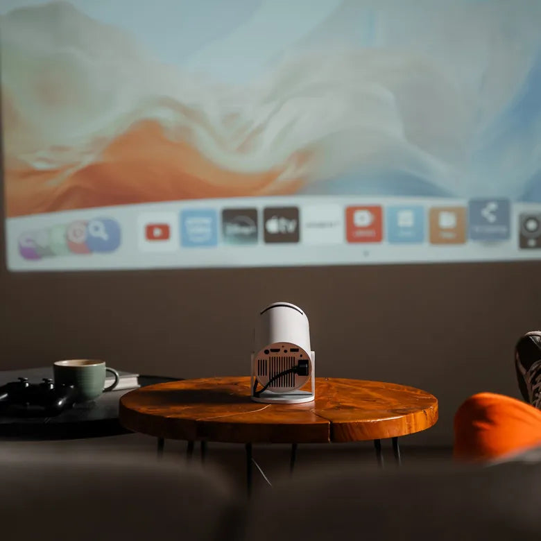 Lumenix ONE op een bijzettafel, met beeld op de muur