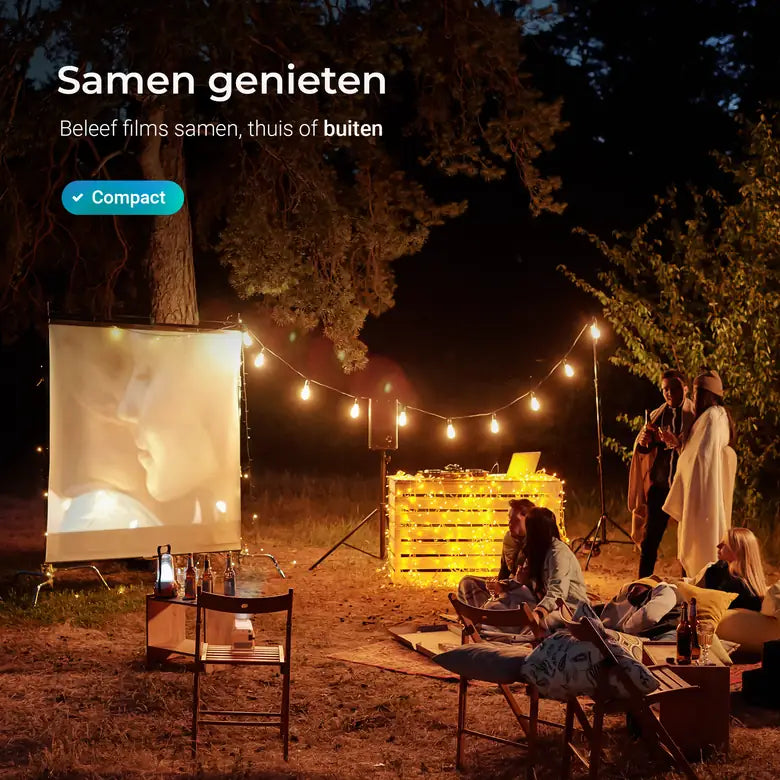 Met vrienden buiten film kijken op een scherm in de tuin, onder lichtslingers