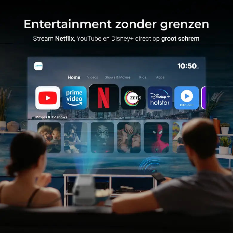 Twee mensen op de bank kijken naar het startscherm met apps, groot op de muur