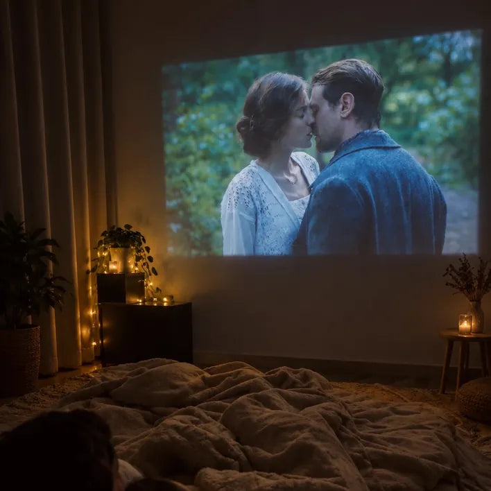 Na: dezelfde slaapkamer met een groot geprojecteerd beeld op de muur