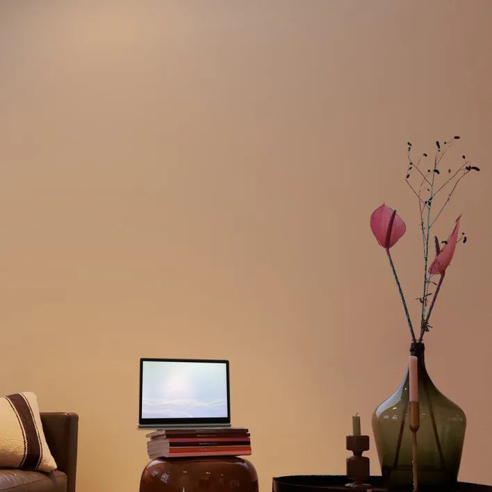 Voor: een woonkamer met een kleine laptop op een krukje