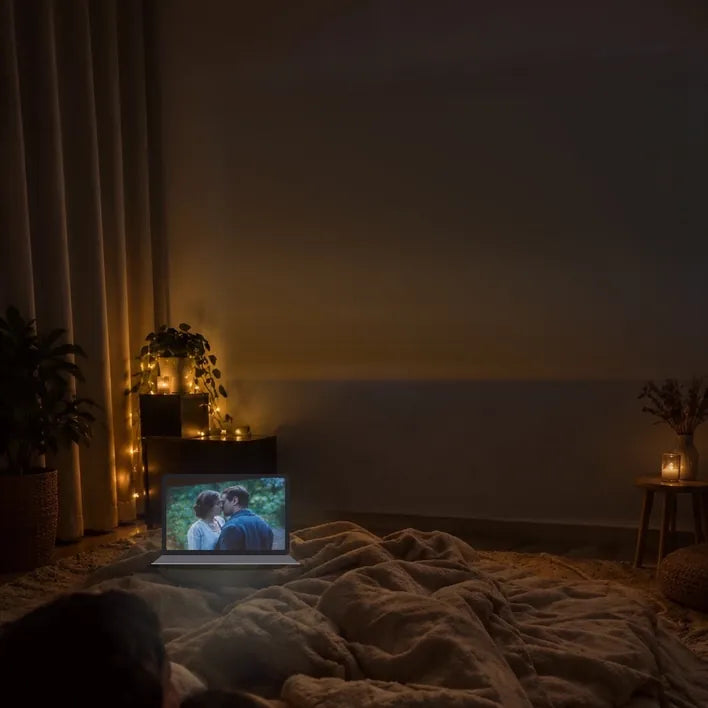 Voor: een slaapkamer met een laptop aan het voeteneind van het bed