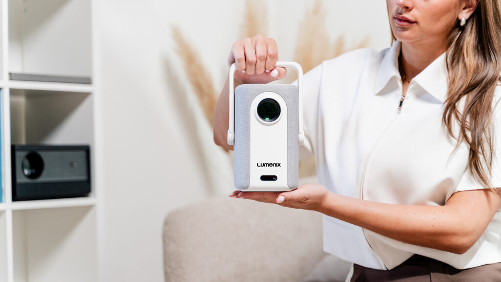 Draadloze mini beamer in gebruik op tafel – Lumenix Air